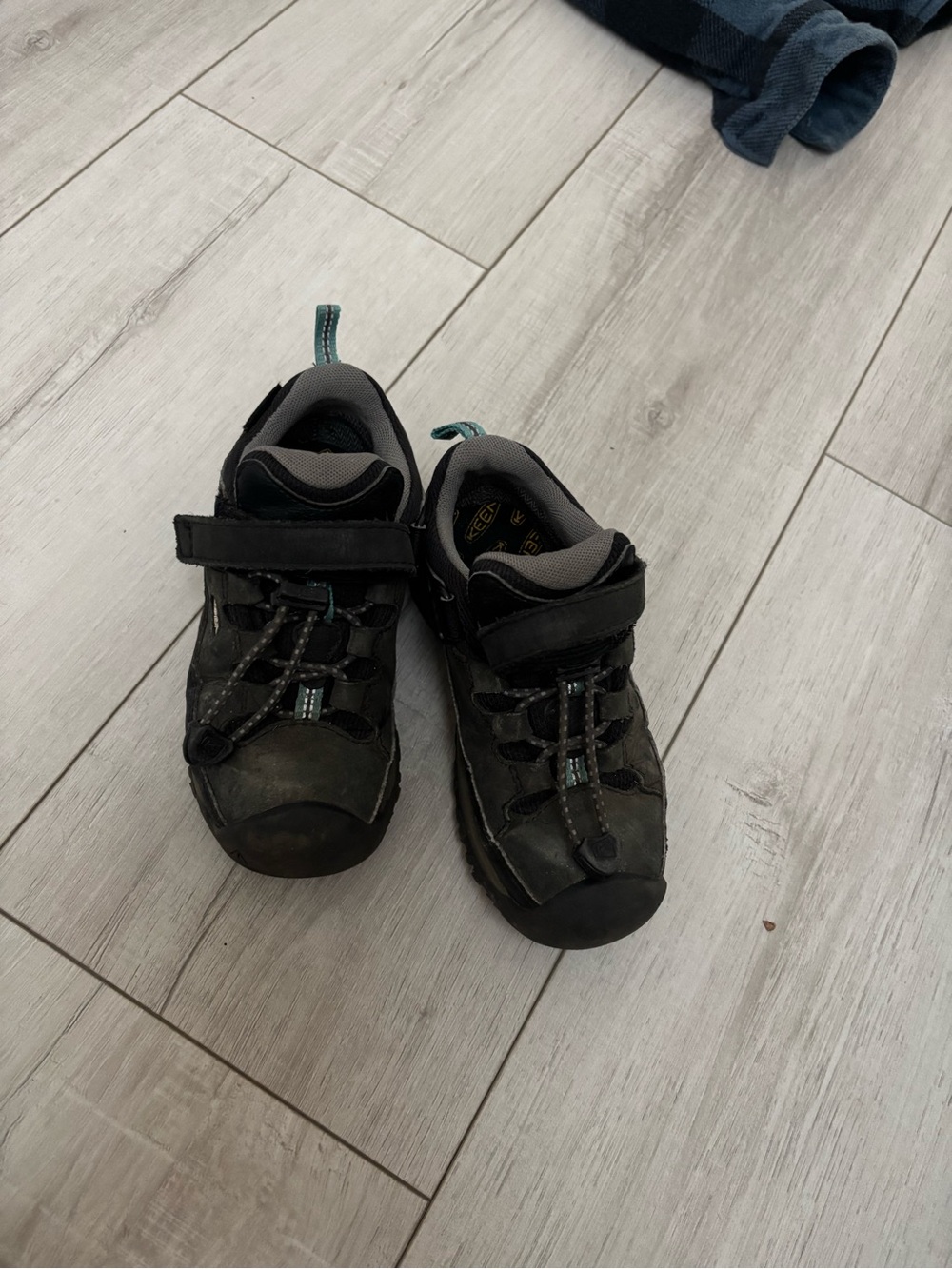 Kids Keen Black and Gray Outdoor Sneakers with Teal Accents size 11